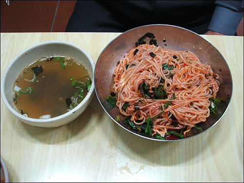 옛날 재래시장에서 먹던 그 비빔국수의 맛이 여기 있소이다 